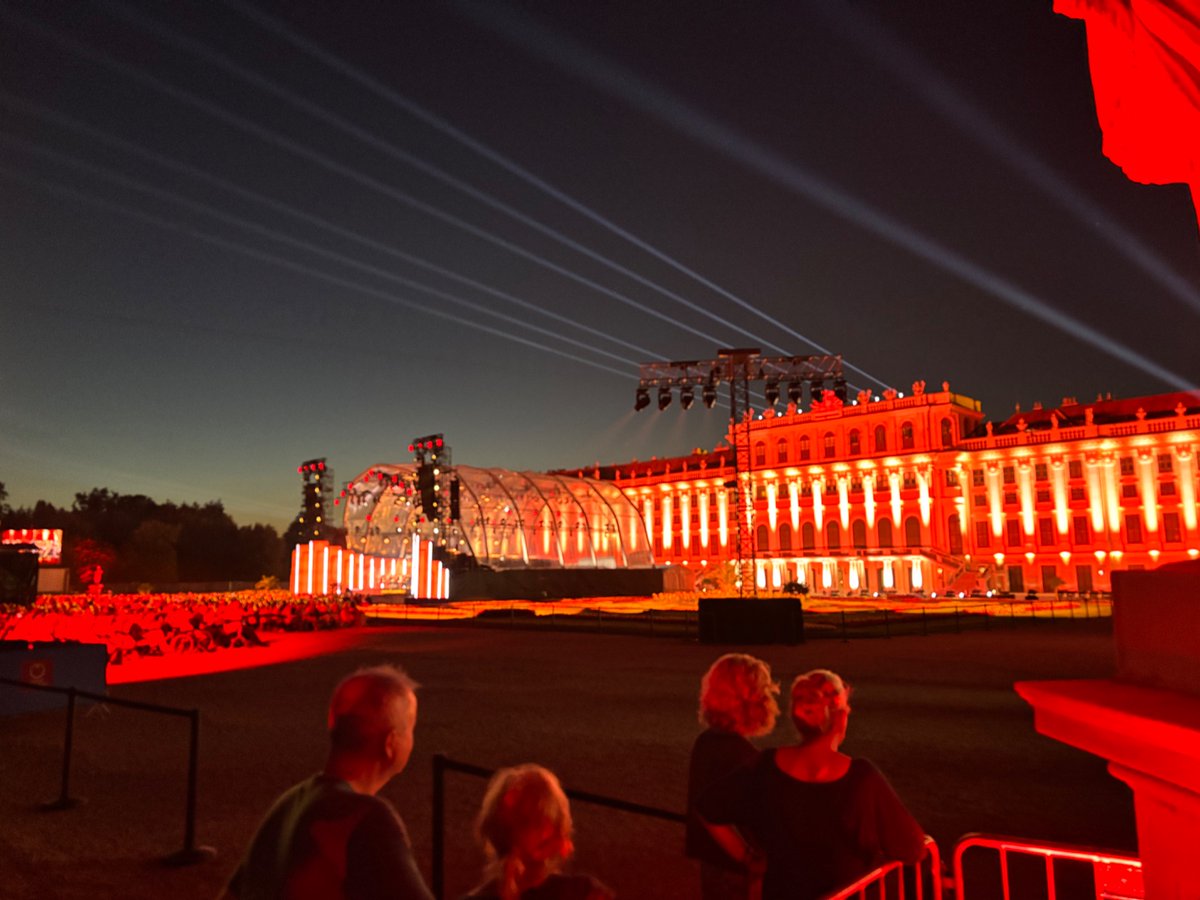 PPararrayos's tweet photo. Koncert Nocy Letnej, Wiedeń.  3/4 nacji świata…. Nawet konkretnego bisu nie było niestety 😞 6 h na nogach… ale … VIP to VIP. biedaki stały https://t.co/C6FMQGJ9fr