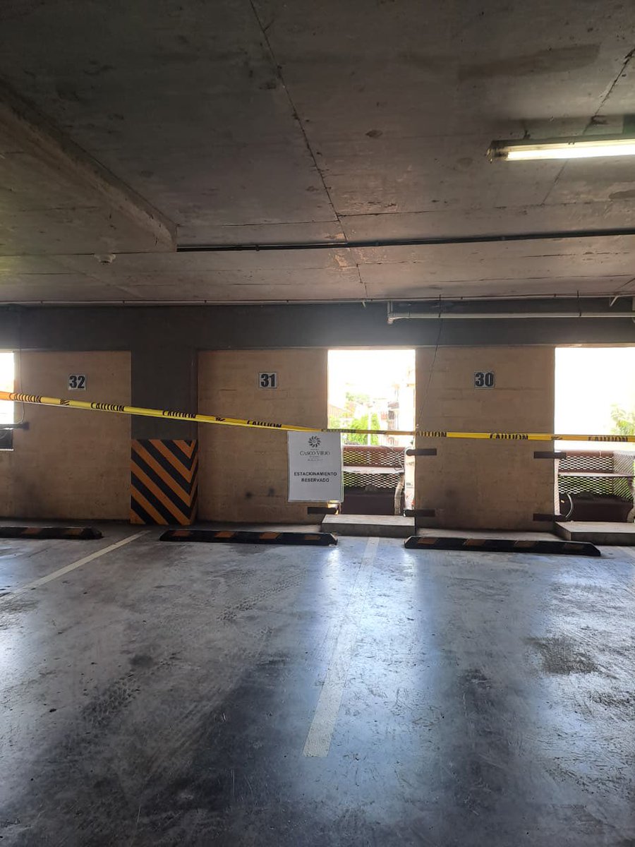 AlvaroAlvaradoC's tweet photo. Me llega esta queja: 
Para denunciar que varios estacionamientos dentro del edificio detrás de Banistmo de Plaza Herrera en el Casco Viejo están siendo reservados para un local comercial. Estos estacionamientos son PÚBLICOS y custodiados por el SPI. PREGUNTAN: ¿Quién negoció eso? https://t.co/mWHDOAWe31