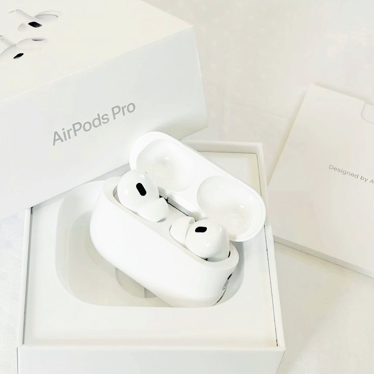 actscherie's tweet photo. ⠀⠀ 
⠀⠀ ⠀⠀        ⠀⠀ ♫  ❤︎݂۫   ⠀⠀       ✚⃞  ♡ .

headphones  𝐯𝐬  airpods. https://t.co/dEIl2hBSZR
