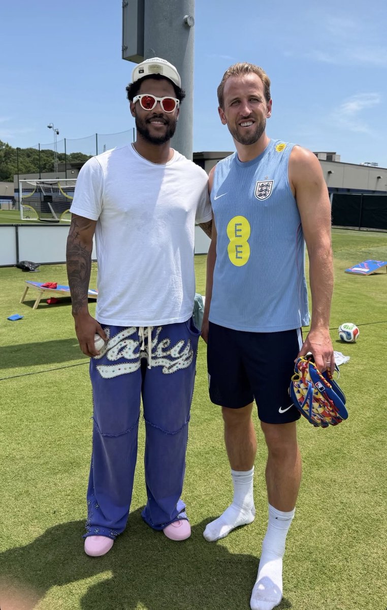 mlbespanol's tweet photo. ¡Unos grandes de sus respectivos países, Maikel García y Harry Kane! 🇻🇪🏴󠁧󠁢󠁥󠁮󠁧󠁿

#FIFAWorldCup | 📷: Maikel García IGS https://t.co/EOId18jjWg