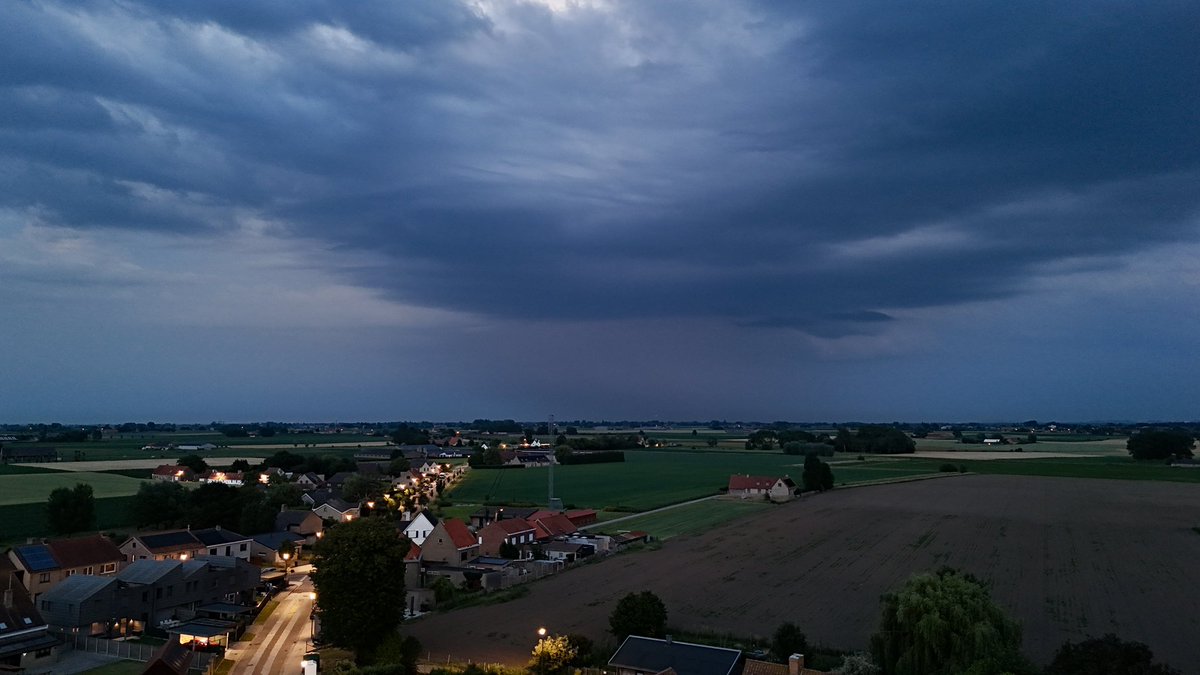 bart_seys's tweet photo. Houtem 22u34 , onweer ⚡️ in de verte ! #Vrtweer #nwbnlx #onweer #bliksem #donder https://t.co/RzYp6hckHO