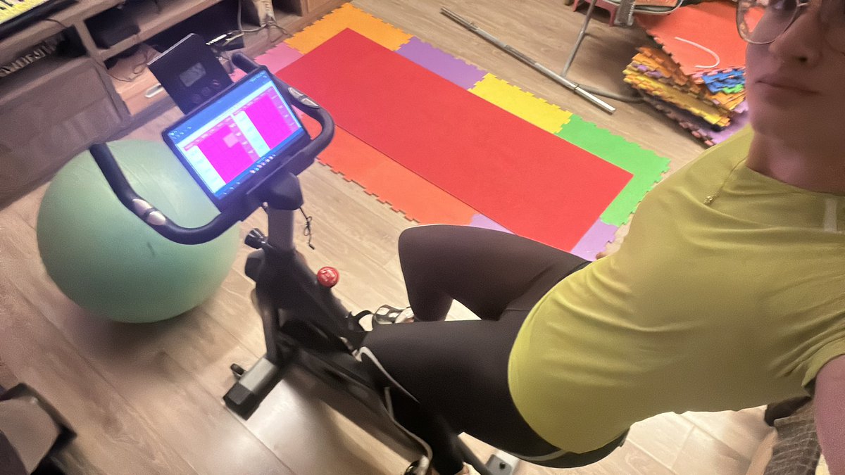 isistudy's tweet photo. performando (fazendo flashcards na bicicleta https://t.co/Brd1TL17n1