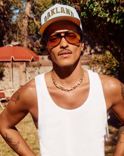 mpdx_c's tweet photo. I see where tonight Bruno chose not to put on the 3-piece red suit and opted for the more comfortable, flowing red shirt. Smart move, @BrunoMars. In fact, for the rest of these summer tour days, we would not be mad AT ALL, if you and the boyz brought out the tees and tanks. 😍🔥 https://t.co/HrH5CqOjfY