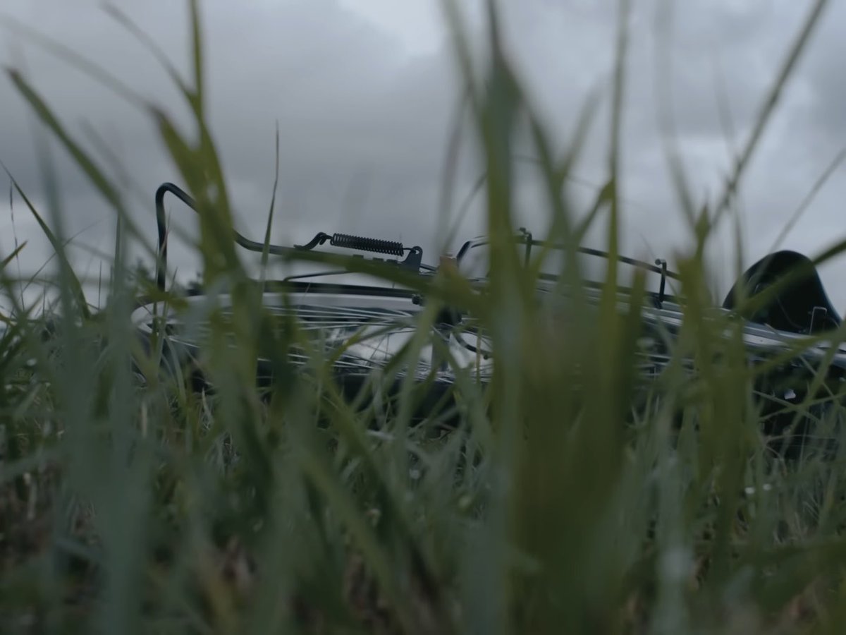 yoshihikka's tweet photo. i like the idea of this bike accident being a visual metaphor of cho completely losing his sense of autonomy and agency outside of his relationship

#เริ่มต้นใหม่ใน30วันseries
#30DaysOfUsSeries https://t.co/iAxjOPot18