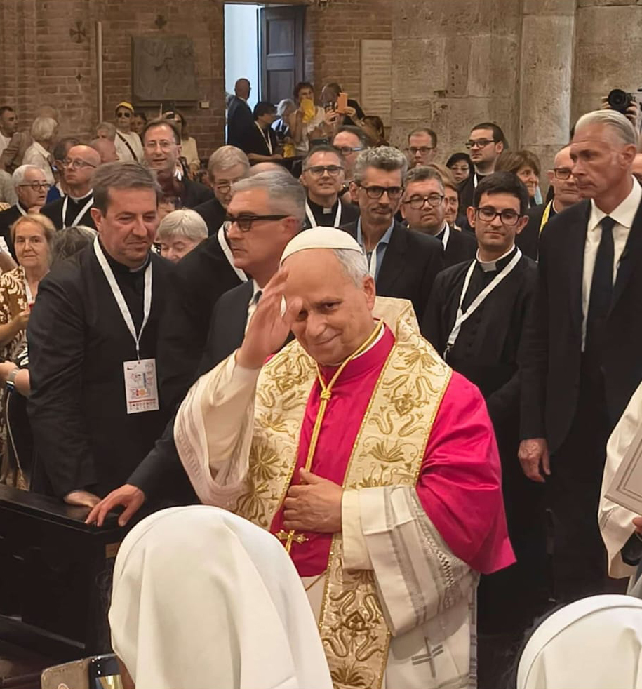 Cgfmanet_Org's tweet photo. #20giugno2026 Papa Leone XIV, in visita pastorale a Pavia, in Lombardia, nella basilica di San Pietro in Ciel d’Oro, venera le reliquie di Sant’Agostino. Tra le religiose presenti, l’Ispettrice dell’Ispettoria Lombarda ILO, suor Stefania Saccuman, e altre #FMA. #IFMA https://t.co/QU5VIb4mHn