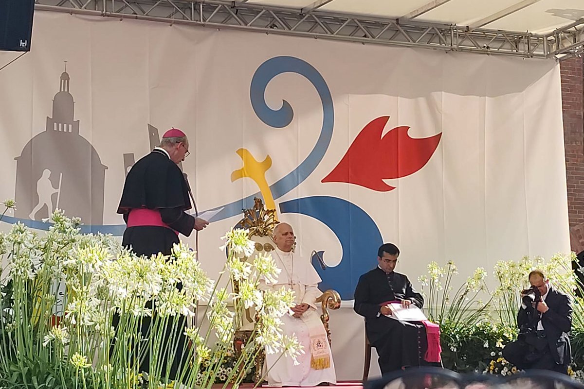 Cgfmanet_Org's tweet photo. #20giugno2026 Papa Leone XIV, in visita pastorale a Pavia, in Lombardia, nella basilica di San Pietro in Ciel d’Oro, venera le reliquie di Sant’Agostino. Tra le religiose presenti, l’Ispettrice dell’Ispettoria Lombarda ILO, suor Stefania Saccuman, e altre #FMA. #IFMA https://t.co/QU5VIb4mHn