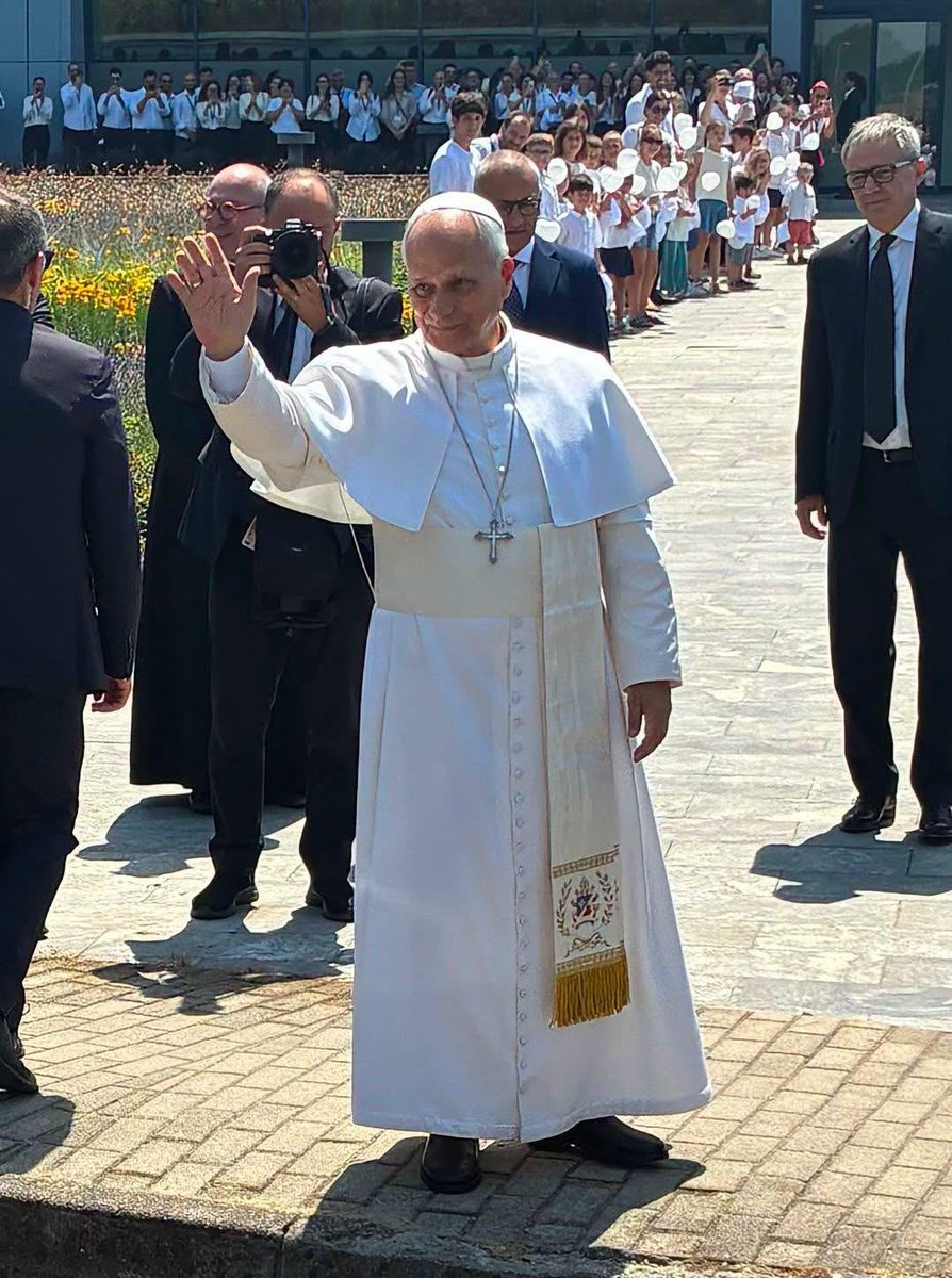 Cgfmanet_Org's tweet photo. #20giugno2026 Papa Leone XIV, in visita pastorale a Pavia, in Lombardia, nella basilica di San Pietro in Ciel d’Oro, venera le reliquie di Sant’Agostino. Tra le religiose presenti, l’Ispettrice dell’Ispettoria Lombarda ILO, suor Stefania Saccuman, e altre #FMA. #IFMA https://t.co/QU5VIb4mHn