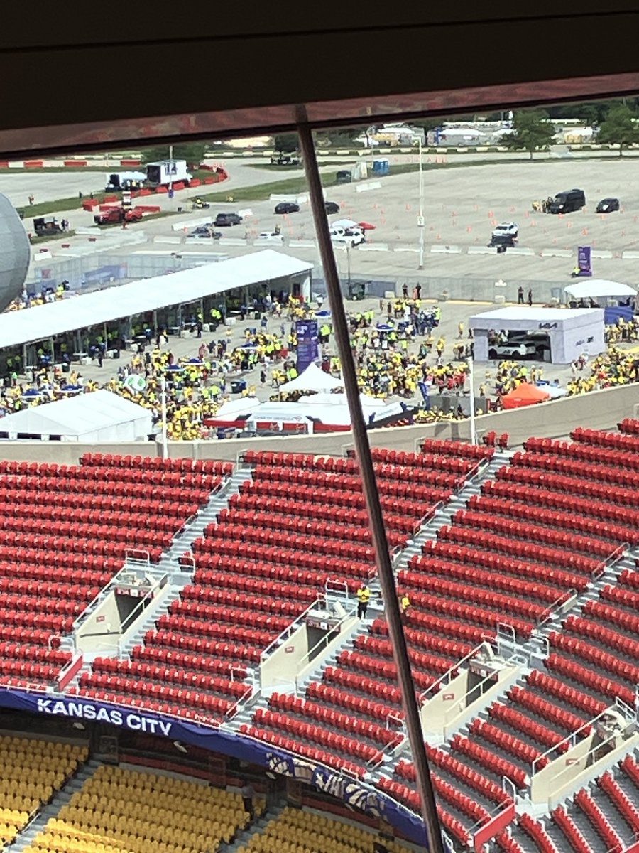 vgregorian's tweet photo. Ecuador fans swarming Arrowhead/Kansas City Stadium from every angle three hours to match: https://t.co/K9bWt2LqpV