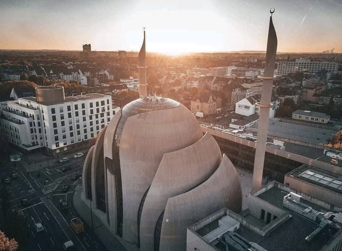 archiiiitect's tweet photo. المسجد المركزي في كولون بالمانيا فلسفه تصميميه تعكس قوه الاسلام من خلال عناصر البناء ومن خلال الطرُز الاسلاميه في الداخل https://t.co/7kMX8KXWah