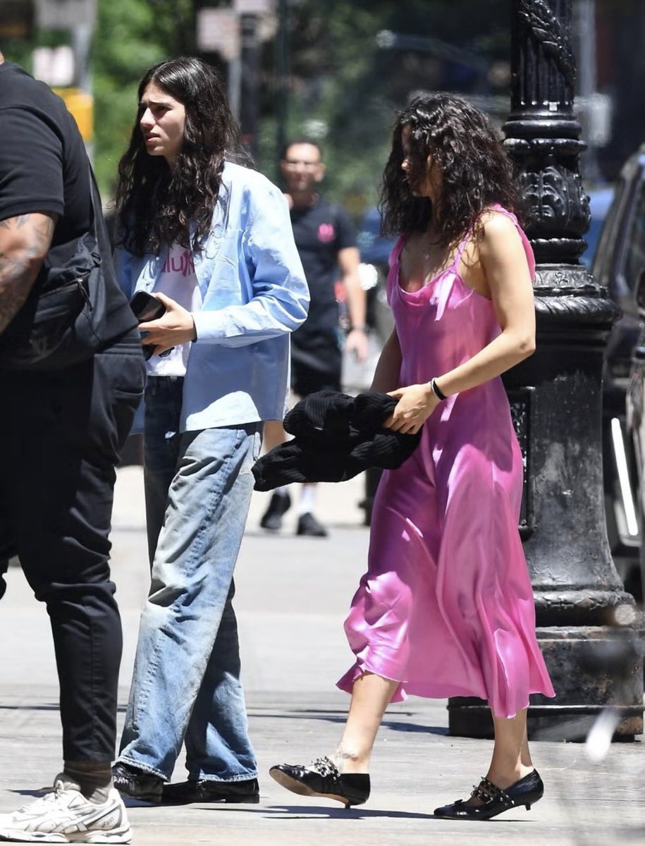 RosaliayLoli's tweet photo. Rosalía y Loli en Nueva York (17-20.06) https://t.co/7n0gSn53JC