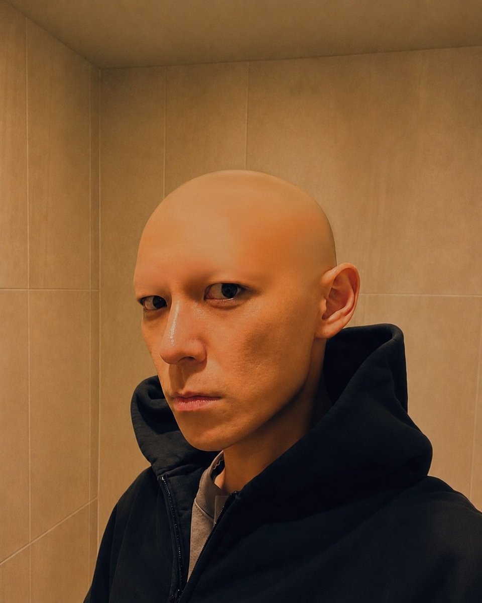 topsleg's tweet photo. day 4 of removing a part of seunghyun until he posts a selfie, he has no hair left https://t.co/hWiFYRugWL