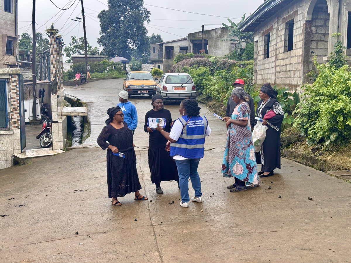 PNUDCameroun's tweet photo. #Buea🇨🇲
#DisasterRiskManagement and #ClimateChangeAdaptation Sensitization

From training to action, community relays deployed across some of Buea’s most vulnerable communities to lead mass sensitization on disaster risks, climate adaptation, resilience, and #CommunityFeedbackMechanisms.

Through direct engagement and media outreach, including live radio programmes, local populations gained practical knowledge on risk prevention, early action, and safer behaviors, strengthening #preparedness and encouraging lasting #BehaviorChange where it matters most.

By @UNDP🇨🇲, #MINAT, @EU_Commission & #BueaCouncil, supported by the #ParamountRuler of Buea

@UEauCameroun 
#DisasterRiskReduction #ClimateAction #CommunityResilience #Preparedness