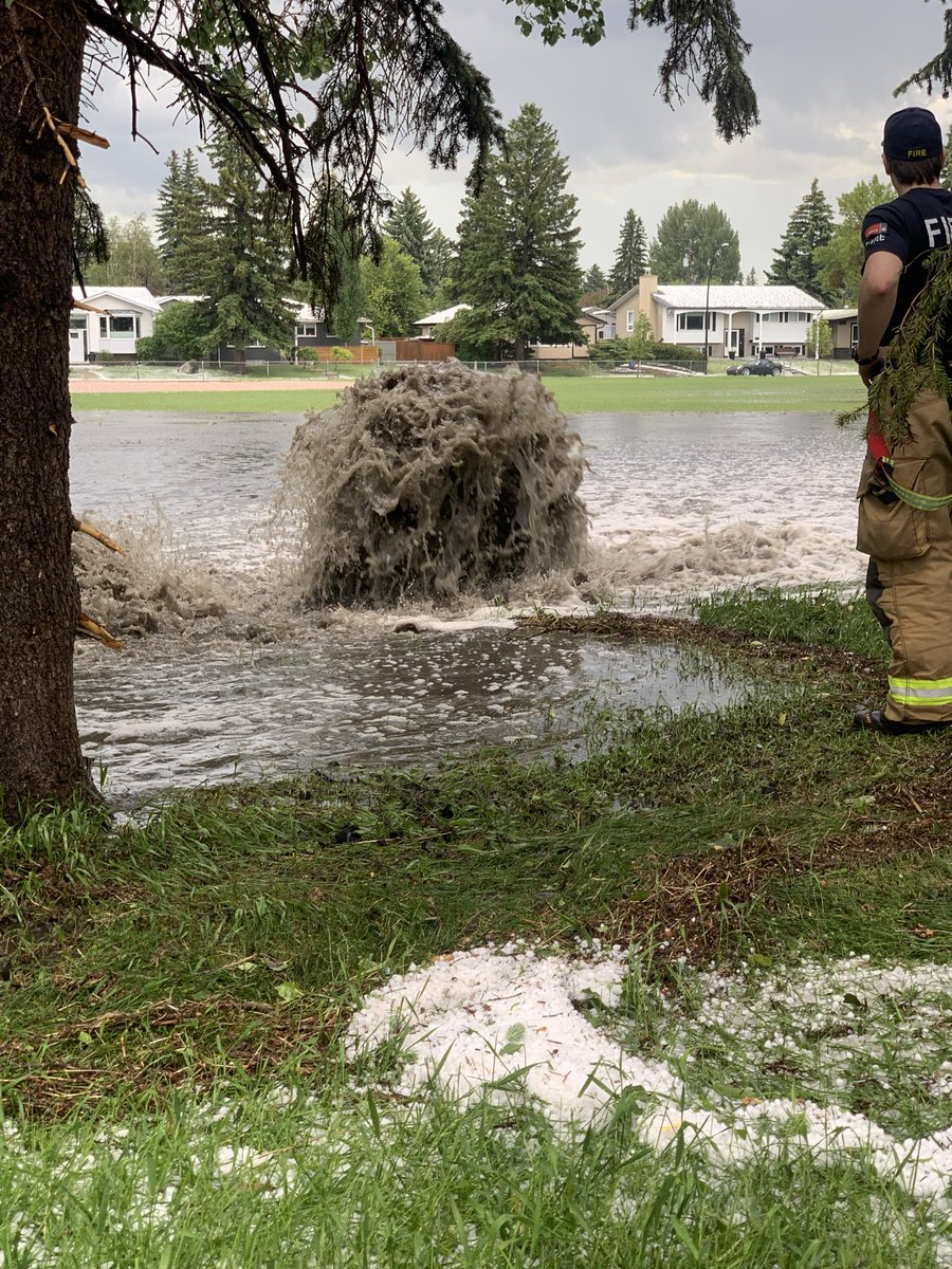 PPHuit's tweet photo. Esta es la única ciudad del mundo donde tenemos tormentas de 15 minutos con bolas de granizo del tamaño de canicas, y el sol sale después como si nada. https://t.co/7XWN3kWgPm