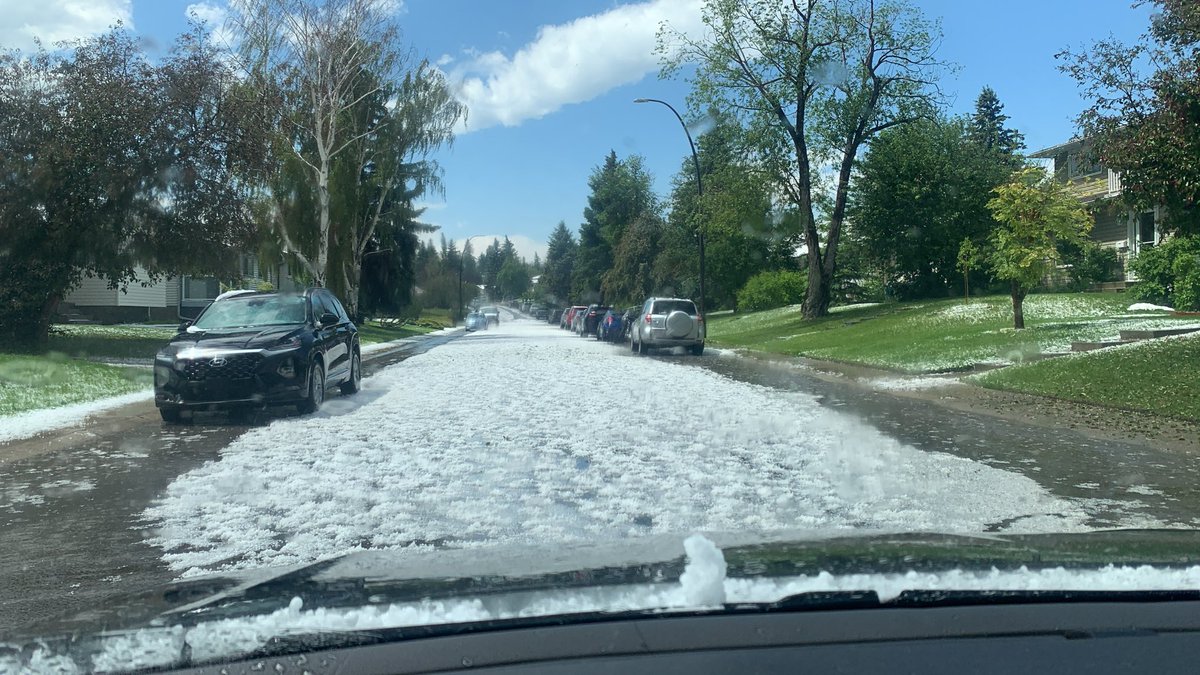 PPHuit's tweet photo. Esta es la única ciudad del mundo donde tenemos tormentas de 15 minutos con bolas de granizo del tamaño de canicas, y el sol sale después como si nada. https://t.co/7XWN3kWgPm
