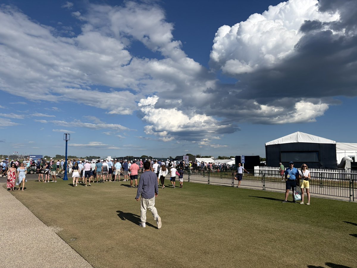 KVanValkenburg's tweet photo. Truly the only whiff of the U.S. Open at Shinnecock is just how early fans have to leave to catch the last train back to the city. They are just POURING for the exits right now and the leaders are on Hole 6. https://t.co/FEJXB1XTBC