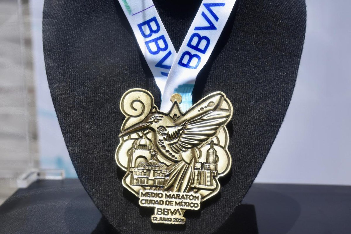 emocionD's tweet photo. 🏅🏃‍♀️🏃‍♂️ La cuenta regresiva ya comenzó.

Conoce las playeras y medallas que acompañarán a miles de corredores en el @21KCDMX Medio Maratón de la Ciudad de México BBVA y @MaratonCDMX Maratón de la Ciudad de México Telcel 2026. 🔥

#CorreConEmoción https://t.co/gd6BCIu4x2