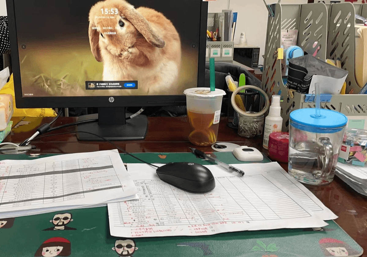 alternos_st2's tweet photo. When the boss is in a meeting, my desk turns into a cozy snack nook and I’m just a casual snack reviewer https://t.co/9tUpd1hLJg