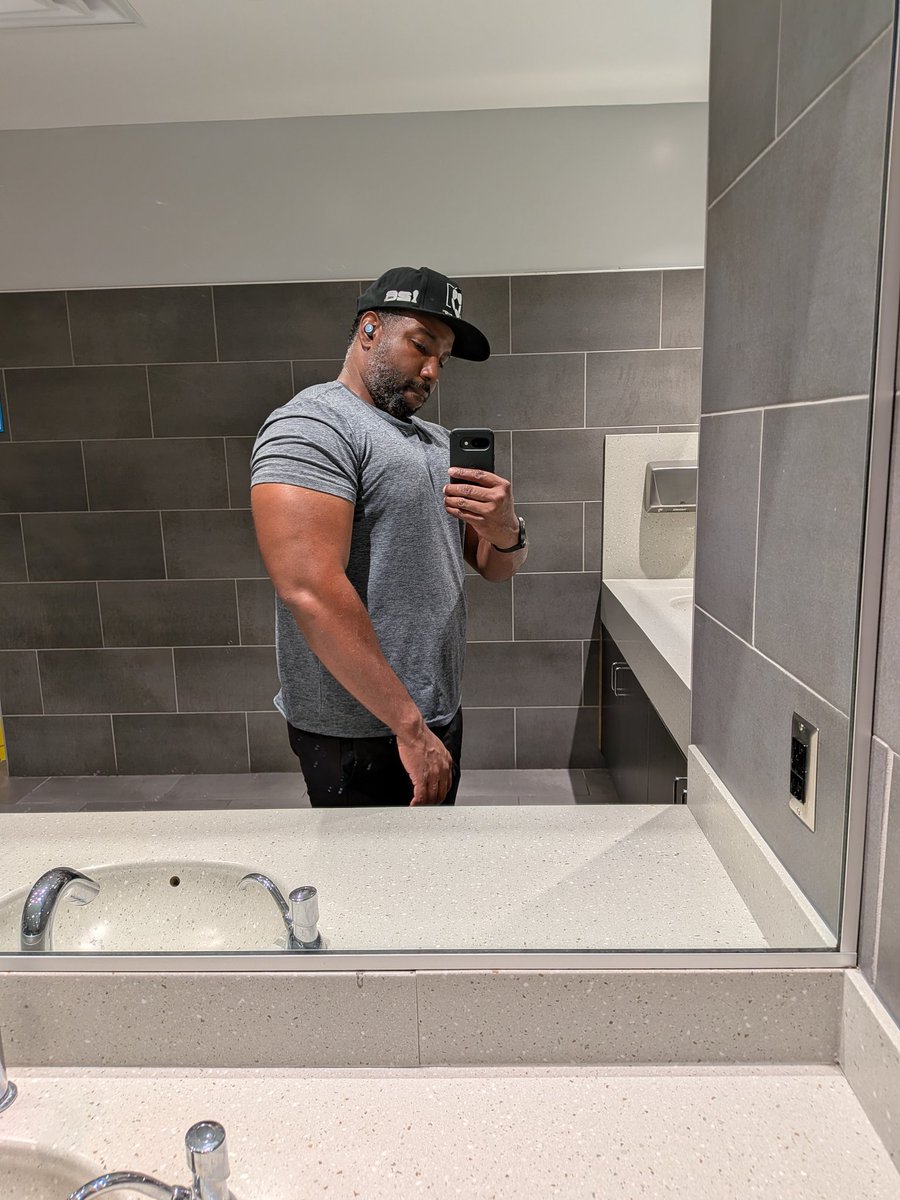 Bullhoss52's tweet photo. 250lbs of bull https://t.co/PzIk1e0uhj