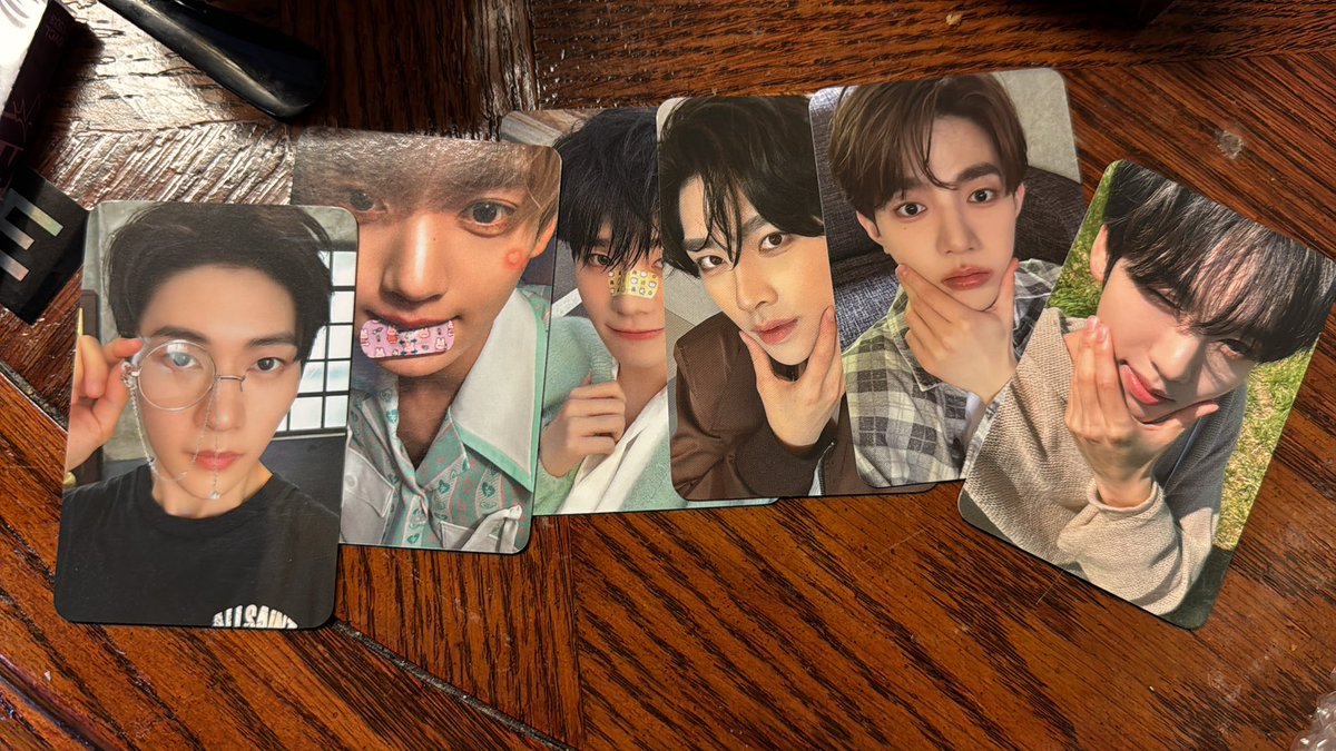 dreamofbin's tweet photo. i ordered almost $200 worth of items from kplace and they gave me so many free photocards im so happy 😭 https://t.co/pH8PNA8jN3