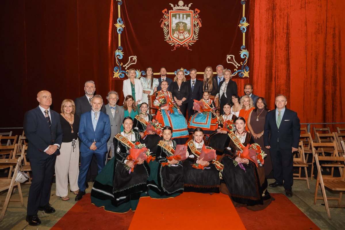 Aytoburgos's tweet photo. 👑 La Plaza Mayor acoge el acto de proclamación de las Reinas Mayor e Infantil de las fiestas de San Pedro y San Pablo 2026

La Corte ha recibido el cariño de los burgaleses, arropada por la Corporación, autoridades, peñas y grupos de danzas en una de las citas más emblemáticas. https://t.co/MH76FNZCOx