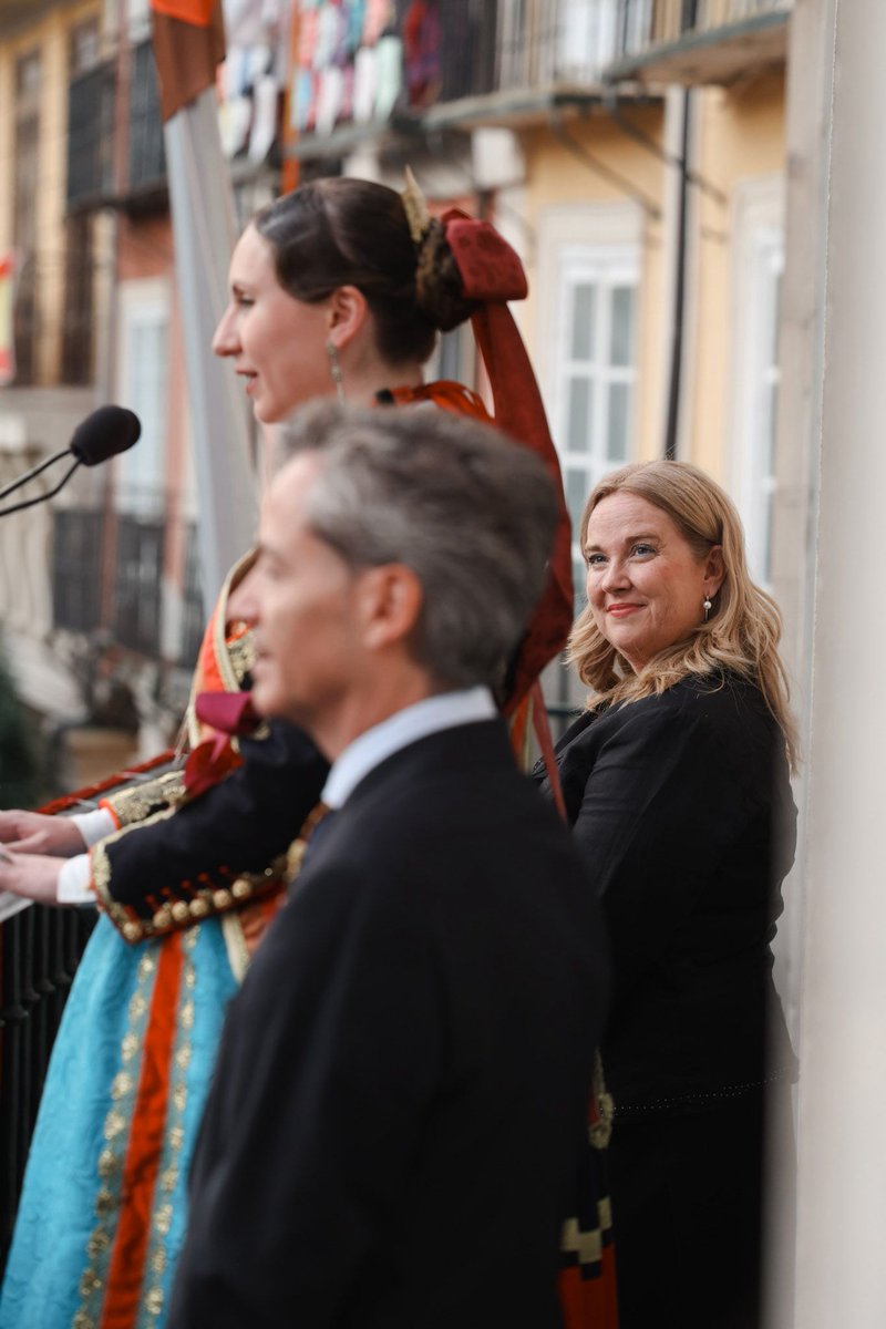 Aytoburgos's tweet photo. 👑 La Plaza Mayor acoge el acto de proclamación de las Reinas Mayor e Infantil de las fiestas de San Pedro y San Pablo 2026

La Corte ha recibido el cariño de los burgaleses, arropada por la Corporación, autoridades, peñas y grupos de danzas en una de las citas más emblemáticas. https://t.co/MH76FNZCOx