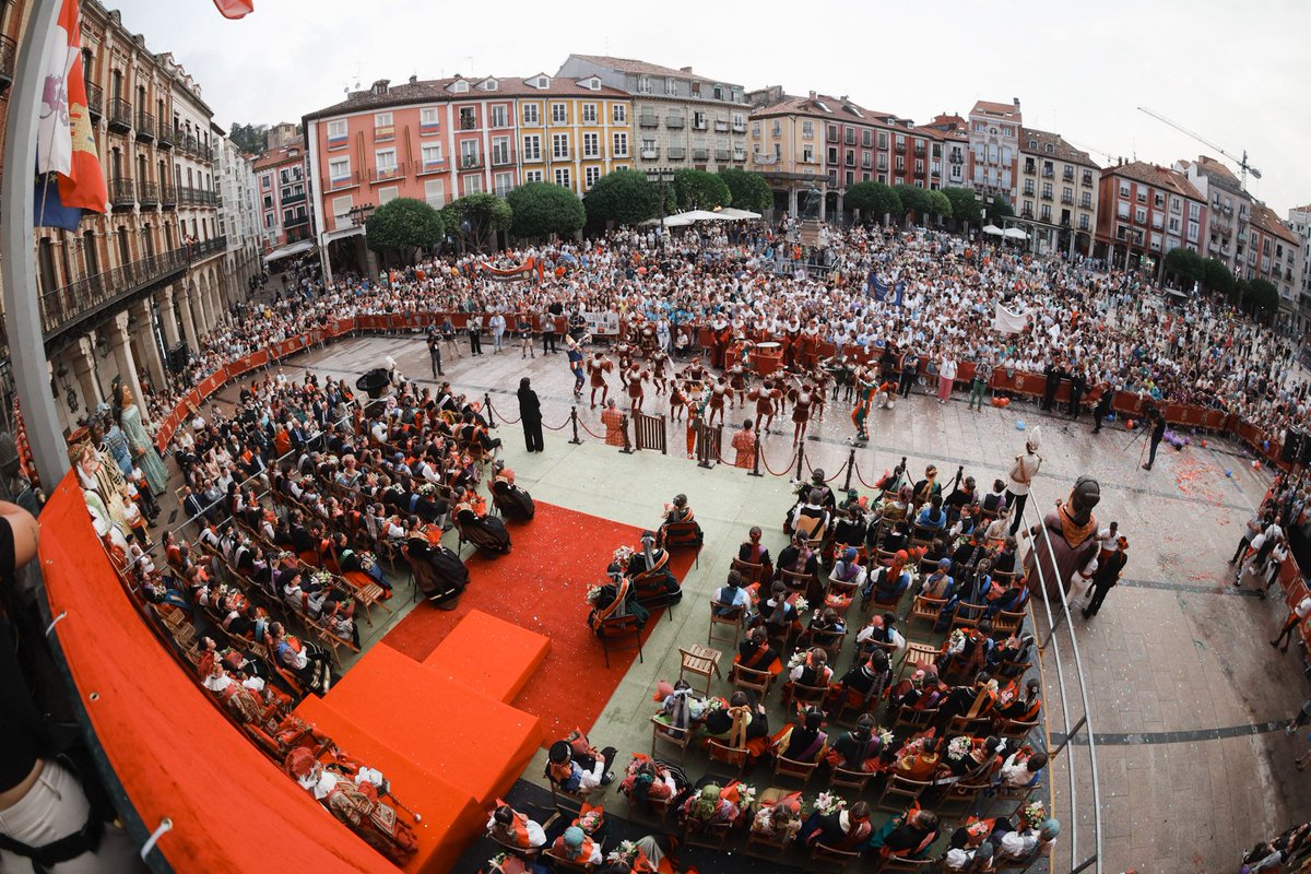 Aytoburgos's tweet photo. 👑 La Plaza Mayor acoge el acto de proclamación de las Reinas Mayor e Infantil de las fiestas de San Pedro y San Pablo 2026

La Corte ha recibido el cariño de los burgaleses, arropada por la Corporación, autoridades, peñas y grupos de danzas en una de las citas más emblemáticas. https://t.co/MH76FNZCOx