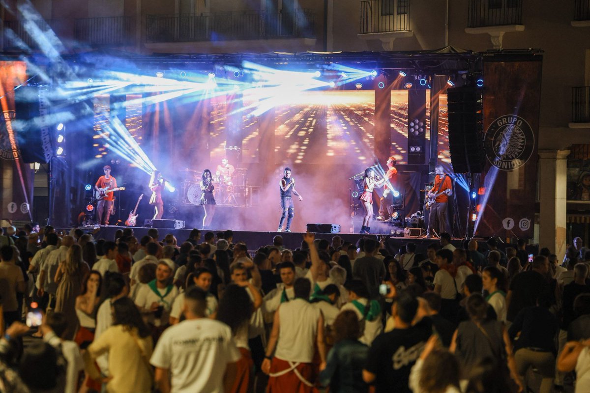 Aytoburgos's tweet photo. 👑 La Plaza Mayor acoge el acto de proclamación de las Reinas Mayor e Infantil de las fiestas de San Pedro y San Pablo 2026

La Corte ha recibido el cariño de los burgaleses, arropada por la Corporación, autoridades, peñas y grupos de danzas en una de las citas más emblemáticas. https://t.co/MH76FNZCOx