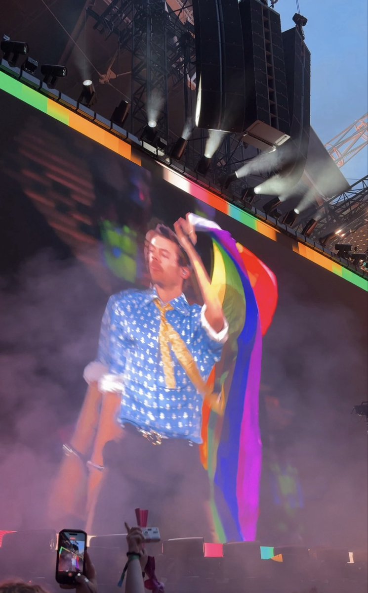hsdtogethertour's tweet photo. Harry with a pride flag on stage at Wembley Stadium in London, UK - 20 June (via @roxx_rxn) 🏳️‍🌈 https://t.co/gobNr62DCF