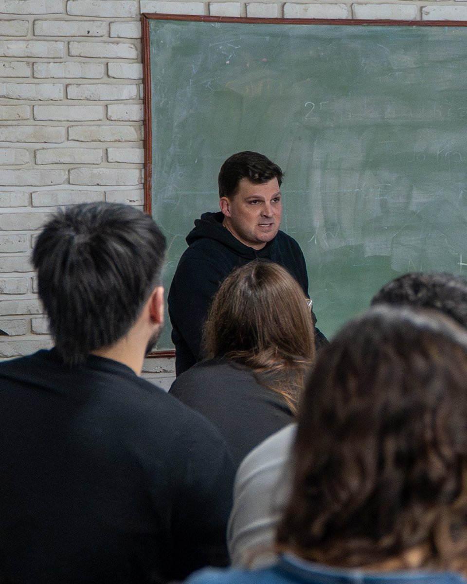 jmcheppi's tweet photo. CONECTAR LAS IDEAS Y EL TALENTO MARPLATENSE

Mar del Plata tiene un enorme talento en sus universidades, en sus investigadores y en sus jóvenes. Muchas veces las buenas ideas ya existen; el desafío es conectarlas con los problemas reales de la ciudad y transformarlas en proyectos concretos.

Ayer participé de una charla en la Cátedra Factual de la Facultad de Arquitectura de la @unmdp para conversar con estudiantes y docentes sobre algo que me parece fundamental: qué ciudad queremos para los próximos años.

Necesitamos más espacios de encuentro entre la universidad, el sector productivo y quienes tenemos responsabilidades públicas. Más gente sentada en una misma mesa pensando cómo hacer que Mar del Plata funcione mejor.

Yo estoy convencido de que ponerse la camiseta de Mar del Plata también es gestionar, planificar y trabajar todos los días para construir el futuro que queremos.

Agradezco a la cátedra y a sus docentes por la invitación.