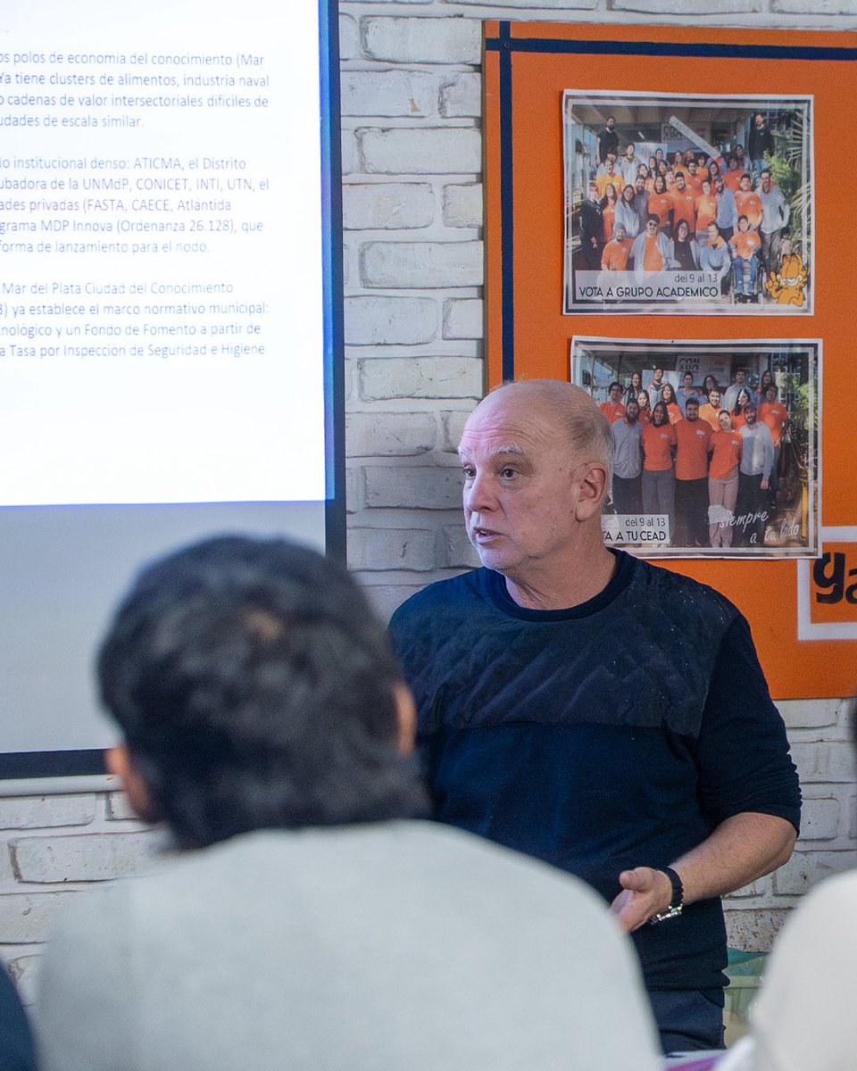 jmcheppi's tweet photo. CONECTAR LAS IDEAS Y EL TALENTO MARPLATENSE

Mar del Plata tiene un enorme talento en sus universidades, en sus investigadores y en sus jóvenes. Muchas veces las buenas ideas ya existen; el desafío es conectarlas con los problemas reales de la ciudad y transformarlas en proyectos concretos.

Ayer participé de una charla en la Cátedra Factual de la Facultad de Arquitectura de la @unmdp para conversar con estudiantes y docentes sobre algo que me parece fundamental: qué ciudad queremos para los próximos años.

Necesitamos más espacios de encuentro entre la universidad, el sector productivo y quienes tenemos responsabilidades públicas. Más gente sentada en una misma mesa pensando cómo hacer que Mar del Plata funcione mejor.

Yo estoy convencido de que ponerse la camiseta de Mar del Plata también es gestionar, planificar y trabajar todos los días para construir el futuro que queremos.

Agradezco a la cátedra y a sus docentes por la invitación.