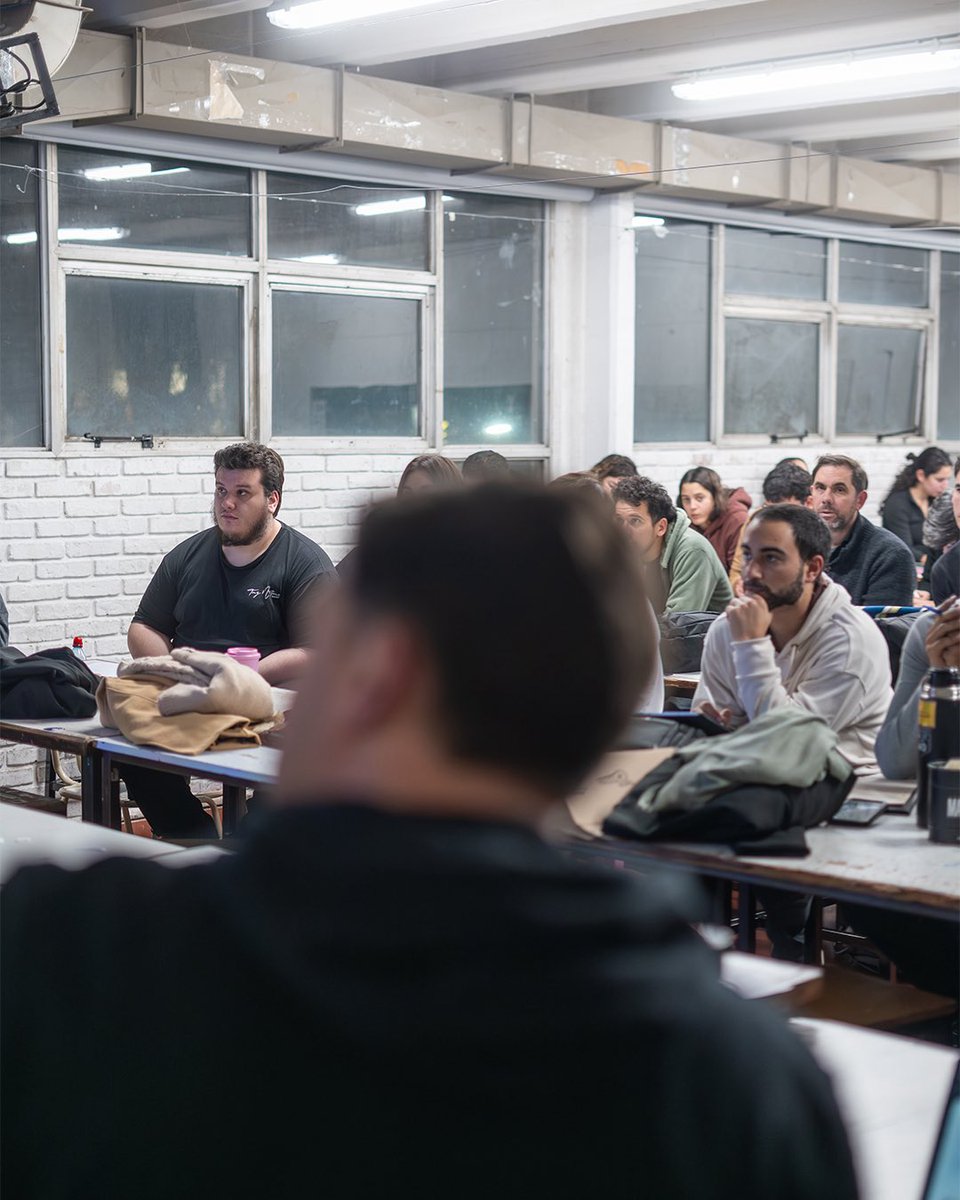 jmcheppi's tweet photo. CONECTAR LAS IDEAS Y EL TALENTO MARPLATENSE

Mar del Plata tiene un enorme talento en sus universidades, en sus investigadores y en sus jóvenes. Muchas veces las buenas ideas ya existen; el desafío es conectarlas con los problemas reales de la ciudad y transformarlas en proyectos concretos.

Ayer participé de una charla en la Cátedra Factual de la Facultad de Arquitectura de la @unmdp para conversar con estudiantes y docentes sobre algo que me parece fundamental: qué ciudad queremos para los próximos años.

Necesitamos más espacios de encuentro entre la universidad, el sector productivo y quienes tenemos responsabilidades públicas. Más gente sentada en una misma mesa pensando cómo hacer que Mar del Plata funcione mejor.

Yo estoy convencido de que ponerse la camiseta de Mar del Plata también es gestionar, planificar y trabajar todos los días para construir el futuro que queremos.

Agradezco a la cátedra y a sus docentes por la invitación.