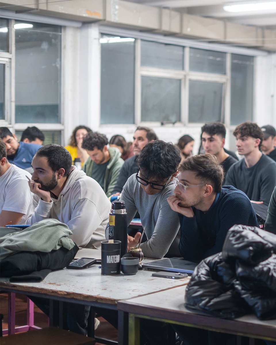 jmcheppi's tweet photo. CONECTAR LAS IDEAS Y EL TALENTO MARPLATENSE

Mar del Plata tiene un enorme talento en sus universidades, en sus investigadores y en sus jóvenes. Muchas veces las buenas ideas ya existen; el desafío es conectarlas con los problemas reales de la ciudad y transformarlas en proyectos concretos.

Ayer participé de una charla en la Cátedra Factual de la Facultad de Arquitectura de la @unmdp para conversar con estudiantes y docentes sobre algo que me parece fundamental: qué ciudad queremos para los próximos años.

Necesitamos más espacios de encuentro entre la universidad, el sector productivo y quienes tenemos responsabilidades públicas. Más gente sentada en una misma mesa pensando cómo hacer que Mar del Plata funcione mejor.

Yo estoy convencido de que ponerse la camiseta de Mar del Plata también es gestionar, planificar y trabajar todos los días para construir el futuro que queremos.

Agradezco a la cátedra y a sus docentes por la invitación.