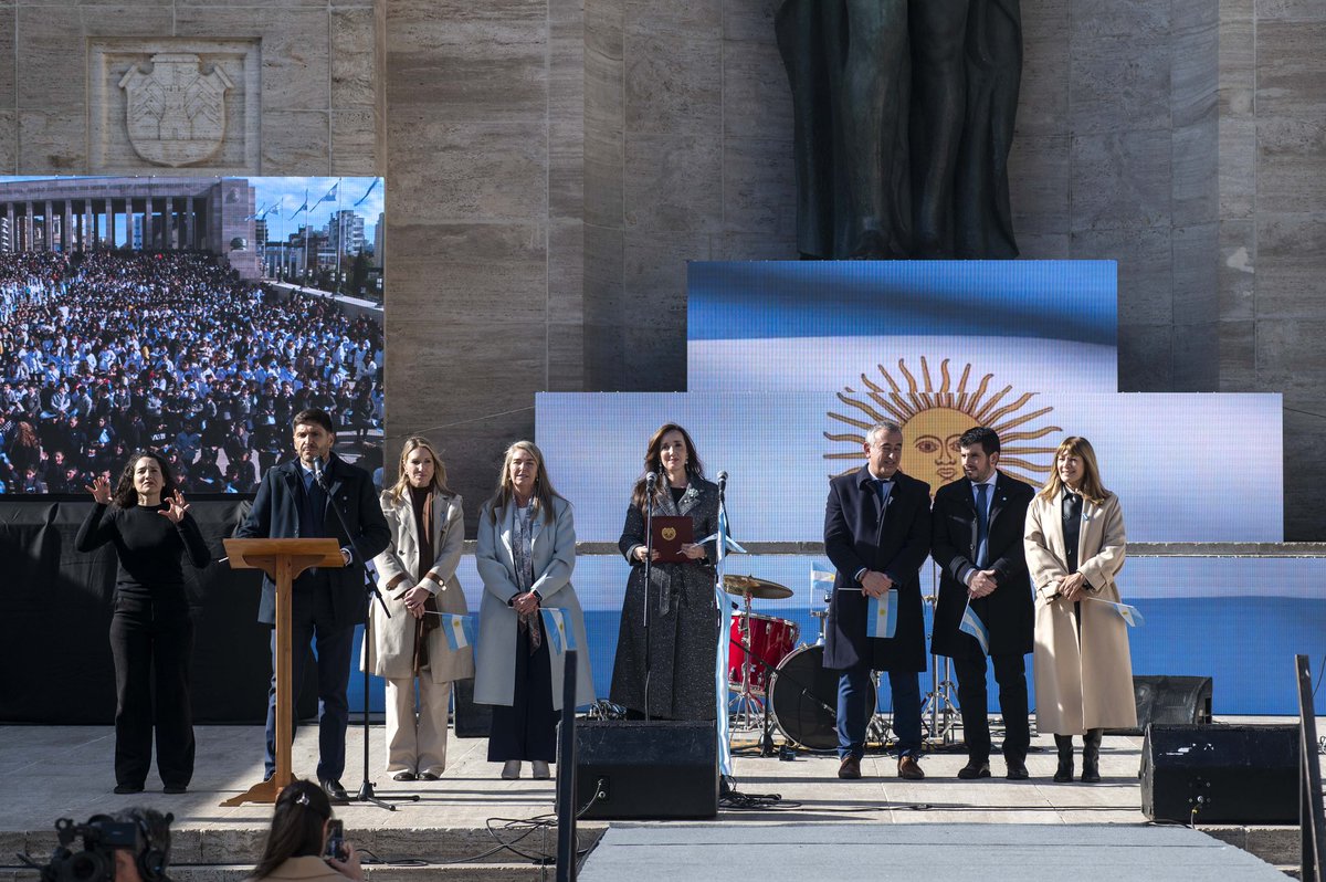 Luchod88's tweet photo. Acto oficial #20DeJunio 🇦🇷 Rosario vuelve a brillar el Día de la Bandera. https://t.co/mupizpUn7P