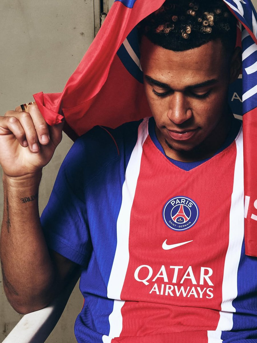 _PointDePenalty's tweet photo. Le nouveau maillot domicile du PSG déjà en promo avec le pack 2 étoiles dispo 🤝

Lien (88€ code PDP20) https://t.co/V5l0N1ZcX4 https://t.co/QO5FtF0ag9