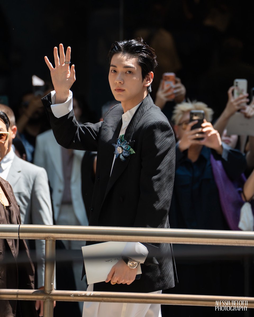 ViewoftheArts's tweet photo. FASHION - MILAN FASHION WEEK MEN SS27 - D&G
Milan is hot. The guest list? Even hotter.
Soobin of TXT looked dashing in Milan.
๐ธ Images ยฉ 2026 Alessia Belotti for VOA FASHION & View of the Arts (@alessia807_)
#MilanFashionWeek #MFW #MFWMensSS27 #Soobin #์๋น #soobintxt https://t.co/jgFPeggzZX