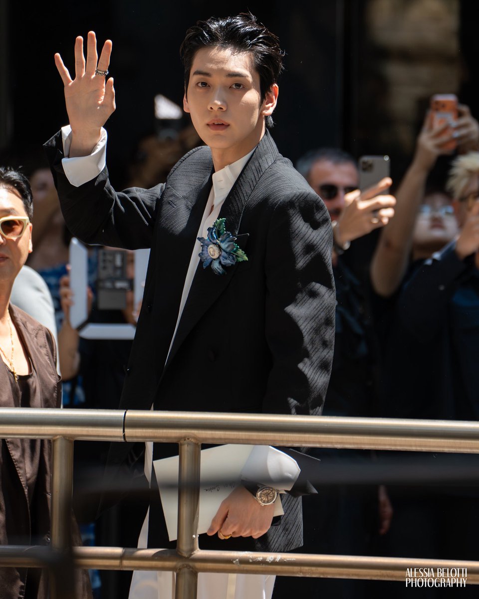 ViewoftheArts's tweet photo. FASHION - MILAN FASHION WEEK MEN SS27 - D&G
Milan is hot. The guest list? Even hotter.
Soobin of TXT looked dashing in Milan.
๐ธ Images ยฉ 2026 Alessia Belotti for VOA FASHION & View of the Arts (@alessia807_)
#MilanFashionWeek #MFW #MFWMensSS27 #Soobin #์๋น #soobintxt https://t.co/jgFPeggzZX