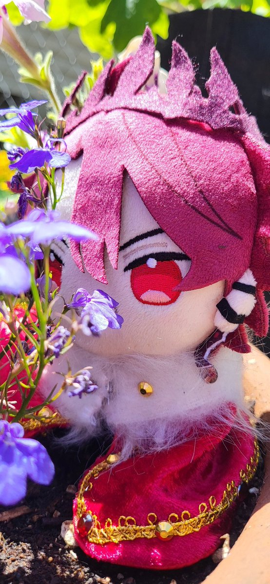 NovaStitchesCos's tweet photo. The sun came out! Which means its more photoshoot time! 💢🦖

#MerchZader #SoRAWRity #oshikatsu https://t.co/gLdnhNSeoh