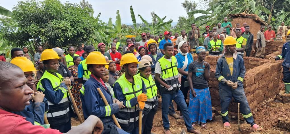 RutsiroRYVCP's tweet photo. None @RutsiroDistrict kubufatanye bw'inzego z'urubyiruko NYC, RYVCP n'Urugaga n'izindi nzego twitabiriye Sport rusange ndetse n'Umuganda habayeho knd kuremera Inka utishoboye @RwandaYouth @Rwandapolice @RwandaYouthVol1 @RwandaLocalGov @KubanaRichard @Kayitesidative1 @RwandaWest https://t.co/LnjZyRal4w