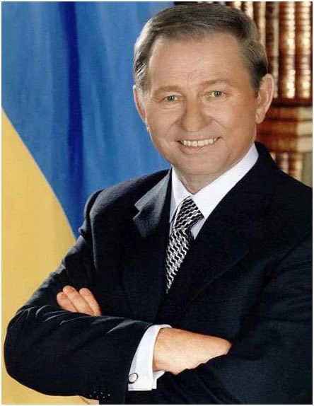 svtv_news's tweet photo. Два бывших президента Украины отказались от польского Ордена Белого Орла после того, как этой награды лишили Зеленского

От орденов отказались Леонид Кучма и Виктор Ющенко, которые друг за другом возглавляли Украину с 1994 по 2010 год.

Пресс-секретарь Ющенко заявила, что награда вручалась не только конкретному человеку, но и «стала знаком уважения к украинскому народу»:

«Именно поэтому любые попытки пересмотреть это решение сегодня выходят далеко за пределы отношения к одному политику».

Кучма в свою очередь отметил, что у него «нет другого выбора, кроме как отказаться от высшего польского ордена».

От различных польских наград также отказались посол Украины в Польше Василий Боднар, украинский министр иностранных дел Андрей Сибига и глава офиса президента Украины Кирилл Буданов.

Поводом стало решение президента Польши лишить Владимира Зеленского ордена Белого орла из‑за присвоения имени «Героев УПА» одному из подразделений ВСУ.