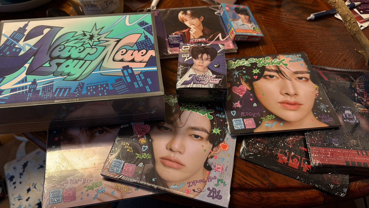 dreamofbin's tweet photo. i’m so happy with everything and my collection shelves will be very happy as well ❤️❤️❤️ https://t.co/IkJUD7pTOn
