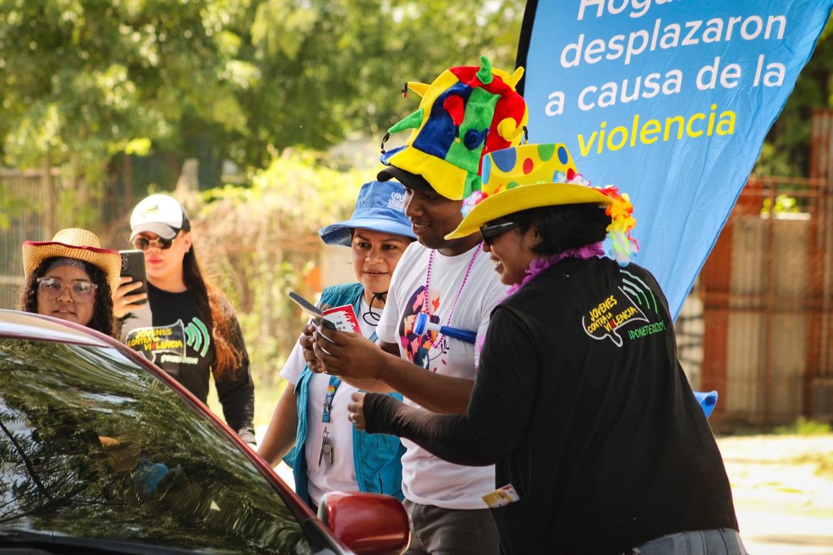 SanchezOficial0's tweet photo. En el #DíaMundialDelRefugiado, nos unimos #JovenesContraLaViolencia y @ACNURhonduras en la Rivera Hernández con la actividad "Pégale a la violencia un sticker". Cada adhesivo es un compromiso por la paz, el respeto y la solidaridad con quienes buscan un nuevo comienzo. https://t.co/188PUDfLVN