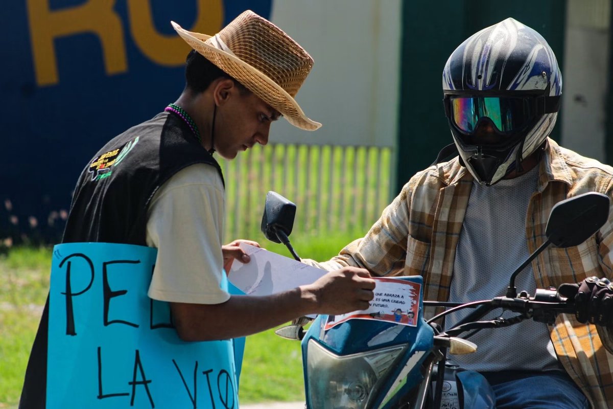 SanchezOficial0's tweet photo. En el #DíaMundialDelRefugiado, nos unimos #JovenesContraLaViolencia y @ACNURhonduras en la Rivera Hernández con la actividad "Pégale a la violencia un sticker". Cada adhesivo es un compromiso por la paz, el respeto y la solidaridad con quienes buscan un nuevo comienzo. https://t.co/188PUDfLVN