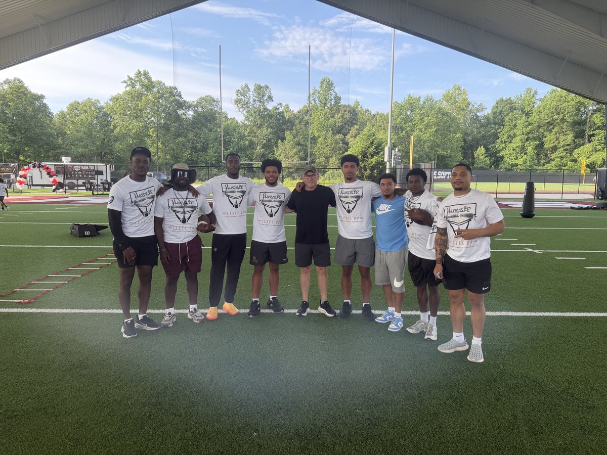 HeardBraves's tweet photo. It’s amazing when you have the opportunity to see former players come back and pour into the community! So many familiar faces, HOFers, and champs came to help in the Alijah Huzzie “Level Up” kid’s camp hosted in our first class facility! #TheHCway #OnceABraveAlwaysABrave https://t.co/rCHg8xUW7j