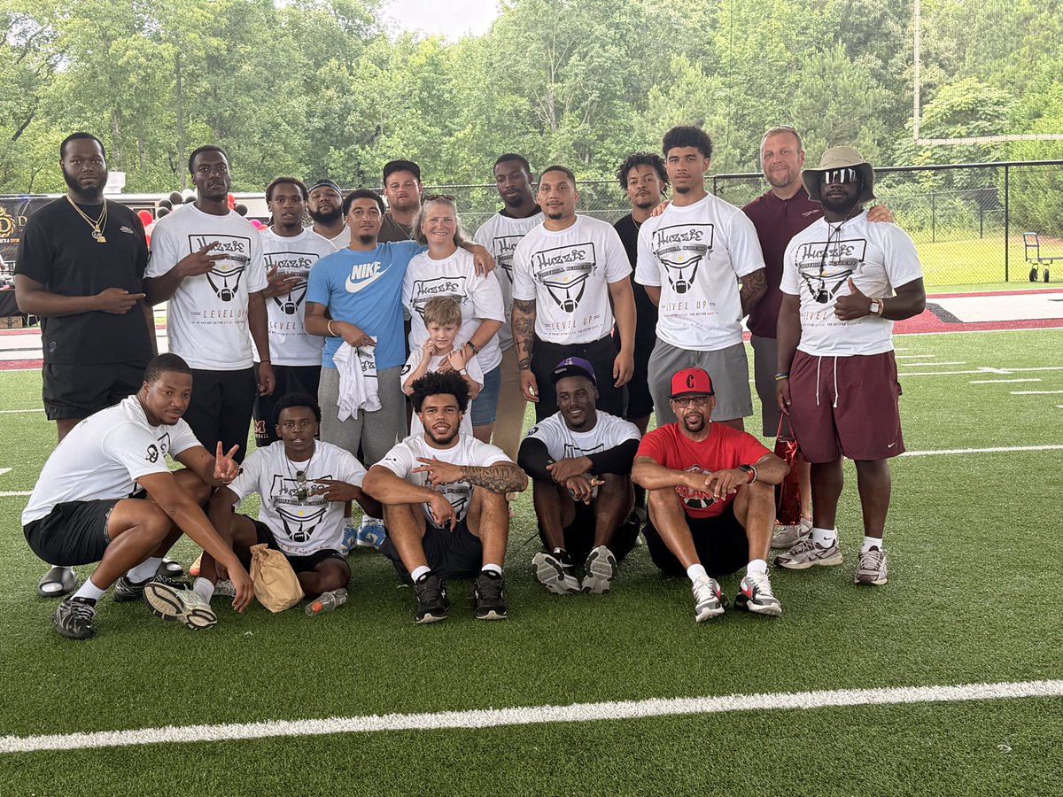 HeardBraves's tweet photo. It’s amazing when you have the opportunity to see former players come back and pour into the community! So many familiar faces, HOFers, and champs came to help in the Alijah Huzzie “Level Up” kid’s camp hosted in our first class facility! #TheHCway #OnceABraveAlwaysABrave https://t.co/rCHg8xUW7j