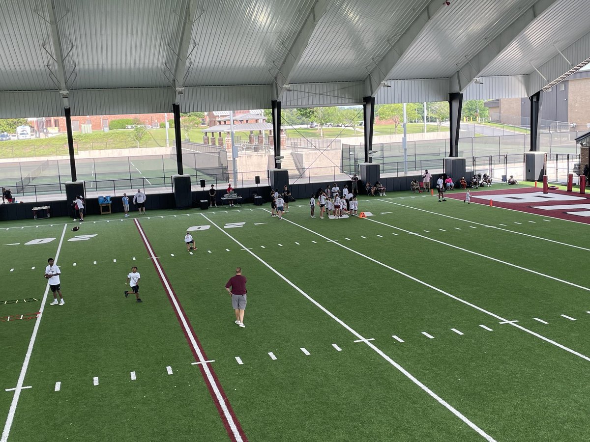 HeardBraves's tweet photo. It’s amazing when you have the opportunity to see former players come back and pour into the community! So many familiar faces, HOFers, and champs came to help in the Alijah Huzzie “Level Up” kid’s camp hosted in our first class facility! #TheHCway #OnceABraveAlwaysABrave https://t.co/rCHg8xUW7j