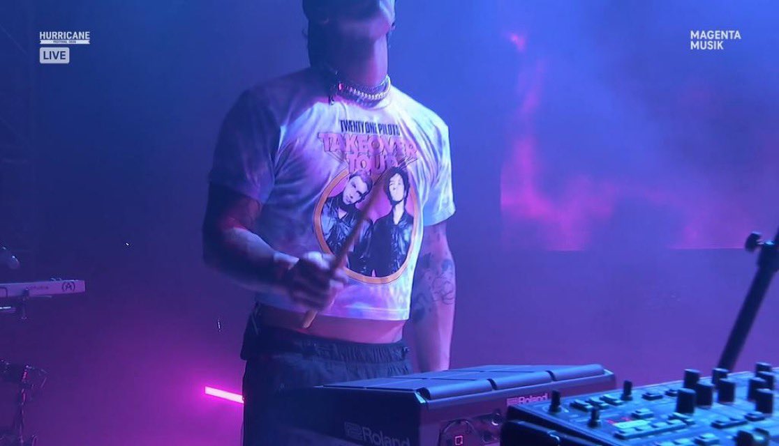 starrswillfade's tweet photo. Every show they strip away a layer of clothing from Josh and give it to Tyler https://t.co/EoizkEYYGS