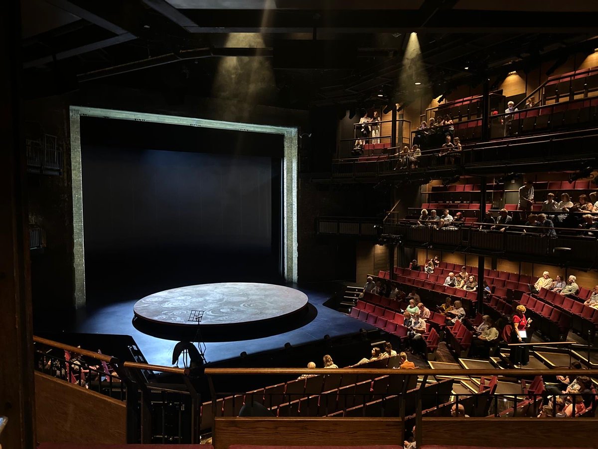 pbujalance's tweet photo. Hoy hemos visto en Stratford «La tempestad» de la Royal Shakespeare Company con Kenneth Branagh. Aún tengo la conmoción en el cuerpo, pero el final ha sido, creo, lo más bonito que he visto en un escenario. Me ha dado la vuelta entero. https://t.co/kt1gLydX8r