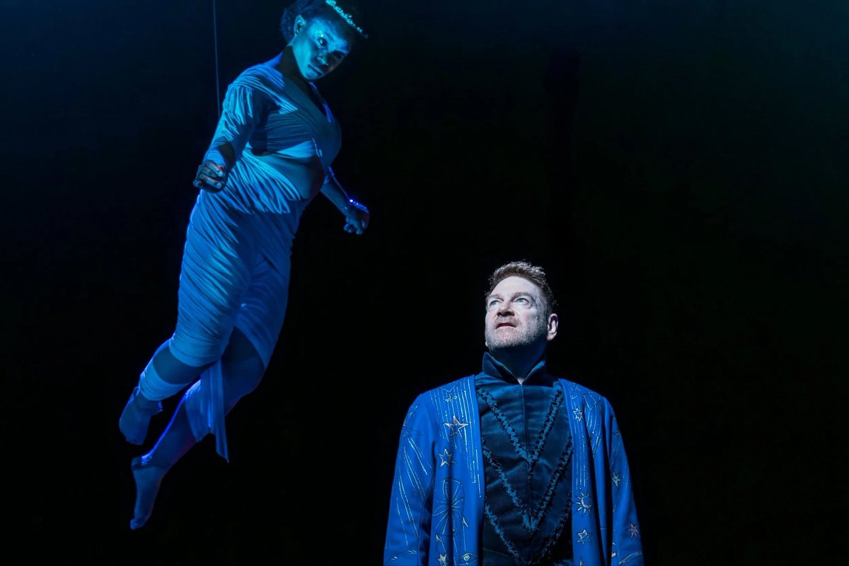 pbujalance's tweet photo. Hoy hemos visto en Stratford «La tempestad» de la Royal Shakespeare Company con Kenneth Branagh. Aún tengo la conmoción en el cuerpo, pero el final ha sido, creo, lo más bonito que he visto en un escenario. Me ha dado la vuelta entero. https://t.co/kt1gLydX8r