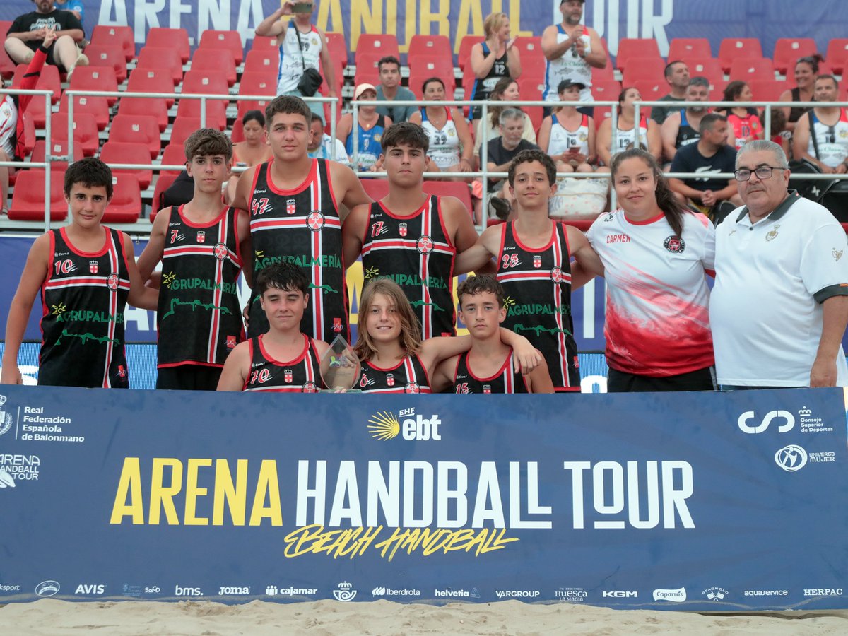 ArenaHandballT's tweet photo. 🏆 #Arena1000 de @AytoOrihuela 
📌 Infantil masculino

🥇 @balonmanobbt 
🥈 @CDUrciAlmeria 

🤝 Entrega Blas Parrilla, vicepresidente de la @rfebalonmano y directivo responsable del @Arenahandballt_; y Azir Choukri, presidente de la Federación Melillense de Balonmano https://t.co/vQWZOtv3GB