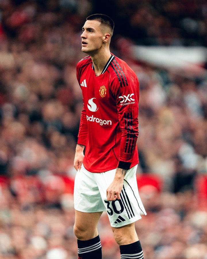 1Raph99's tweet photo. So people really think Barca can get air sesko from United laughable 🤣 https://t.co/cxPk2ULLzI